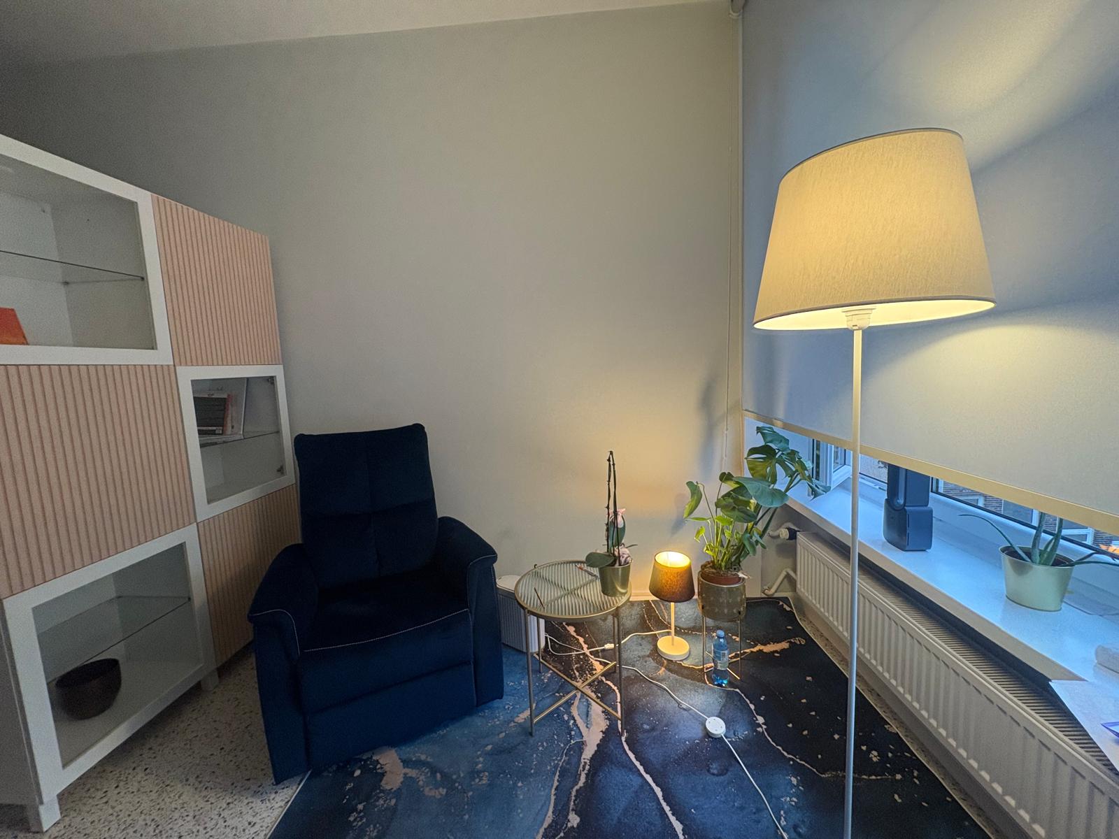 Wnętrze gabinetu psychoterapeutycznego Tu i Teraz w Szczecinie - atmosfera bezpieczeństwa i spokoju